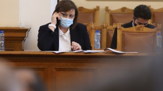 Министърът на икономиката Корнелия Нинова докладва пред парламента в отговор
