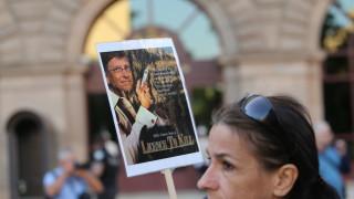 На протест в градинката пред Националния дворец на културата в