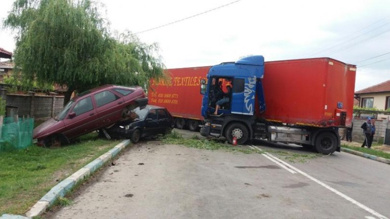 ТИР предизвика верижна катастрофа в шуменско село