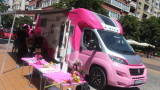  Розов кемпер обикаля страната в поддръжка на дамите, заболели от рак на гърдата 