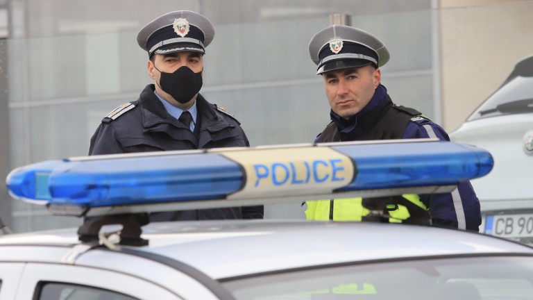 Мъж прати за „зелен хайвер“, полицаи да търсят бомба в рейс