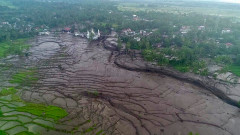 Вече 58 са жертвите на внезапни наводнения и свлачища в Индонезия