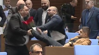 Физически сблъсък между депутати прекъсна днешното пленарно заседание Лидерът на