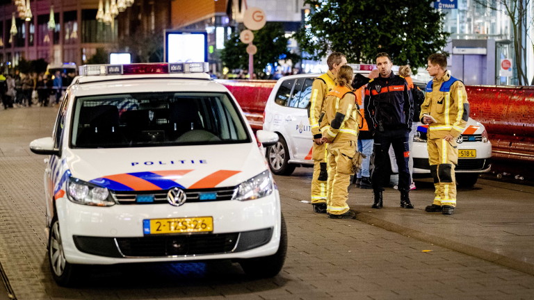 Холандската полиция продължава издирването на нападателя, намушкал трима в Хага