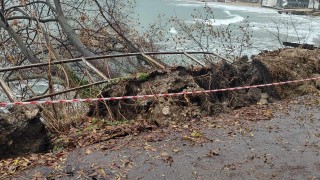 Срути се част от крайбрежната алея във Варна съобщава БНТ Участъкът