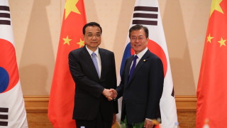 Президентът на Южна Корея Мун Дже ин и китайският премиер Ли