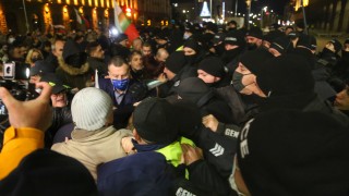 Протестиращи се опитаха да влязат в сградата на Министерския съвет