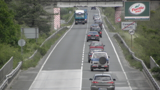 Трафикът по Е-79 и "Струма" към София става натоварен