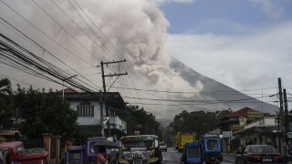 Филипински вулкан изригна и блокира полети