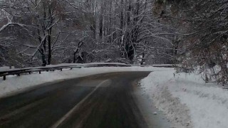 Пътните настилки са предимно мокри, на местата със снеговалеж