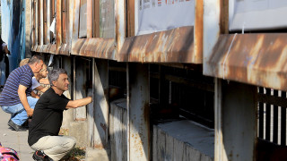 С цветни балони много букети цветя детски песнички радост усмихнати