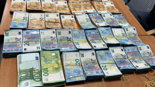 Шофьор на бус опита да пренесе нелегално 97 000 евро през Дунав мост - Видин