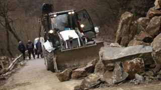 Свлачище затрупа част от пътя Царево Малко Търново край