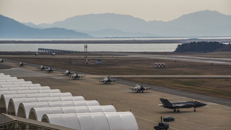 Южна Корея и Съединените щати стартираха военновъздушното учение срещу заплахите