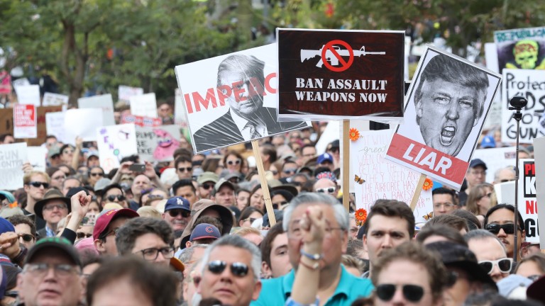 Многолюдни демонстрации заляха американските градове с искания за забраната за
