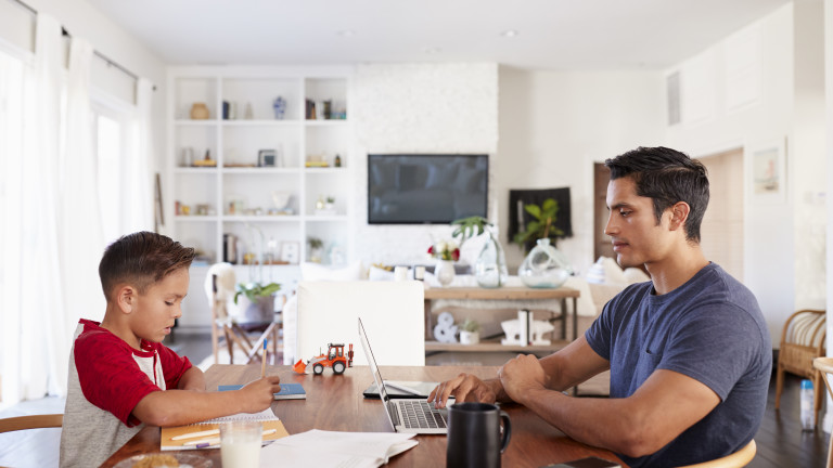 Какви решения намират компаниите, за да помогнат на работещите родители?