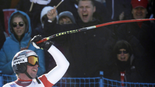 Швейцарец докосва световната купа по ски