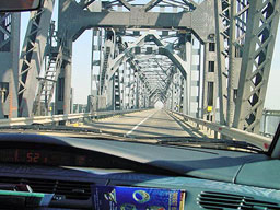 Хванаха 6-има иракчани, преминаващи нелегално Дунав мост