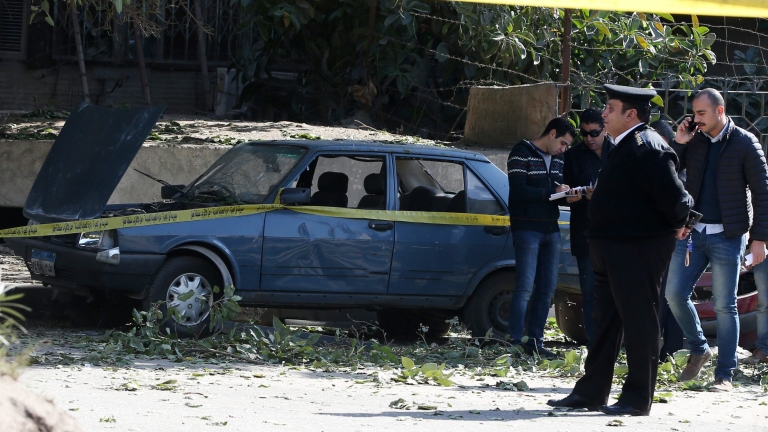 Бомба уби шестима полицаи в Кайро 