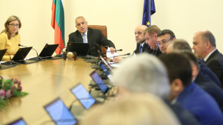Правителството отива на място за фалита в УНСС