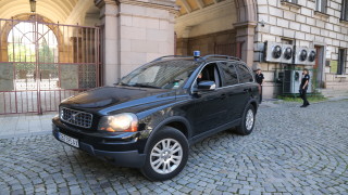 Двама чужденци са счупили бариерата при сградата на президентството съобщи