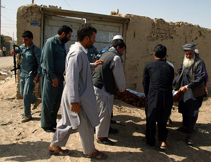 Мощна атака на бунтовници по афганистански губернатор 