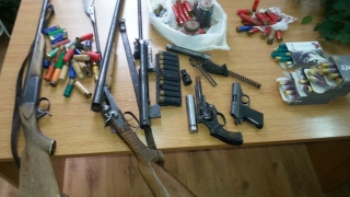 Две пушки, пистолет и револвер откри МВР в барака в Приморско