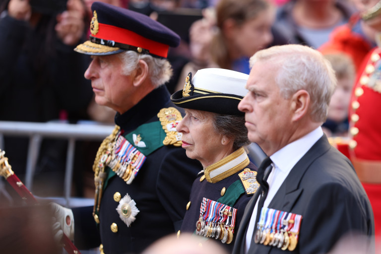 Крал Чарлз, принцеса Ан и принц Андрю (без униформа) по време на процесията на ковчега на кралицата