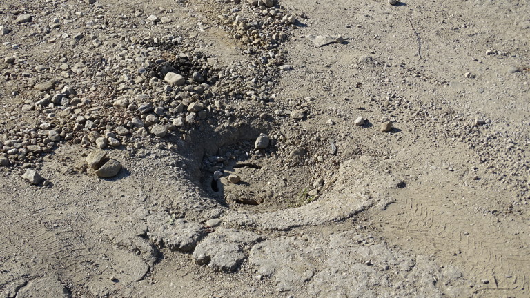 АПИ зове шофьорите да карат внимателно по пътищата, които се нуждаят от ремонт
