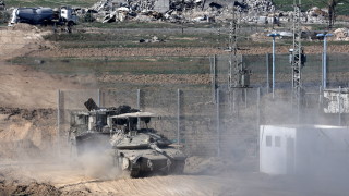Израелски танкове са достигнали портите на днес съобщи Reuters Жителите твърдят