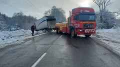 Камион се обърна и блокира пътя за Банско