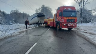 Камион на куриерска фирма се обърна на пътя София