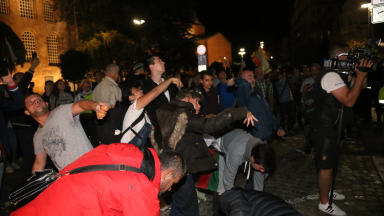 Напрежение беляза 79-ата протестна вечер в столицата, предаде БНР. Стигна