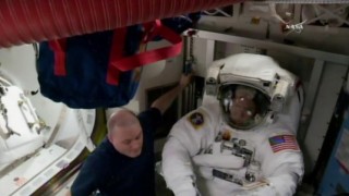 Двама американски астронавти започват 6,5-часова космическа „разходка”