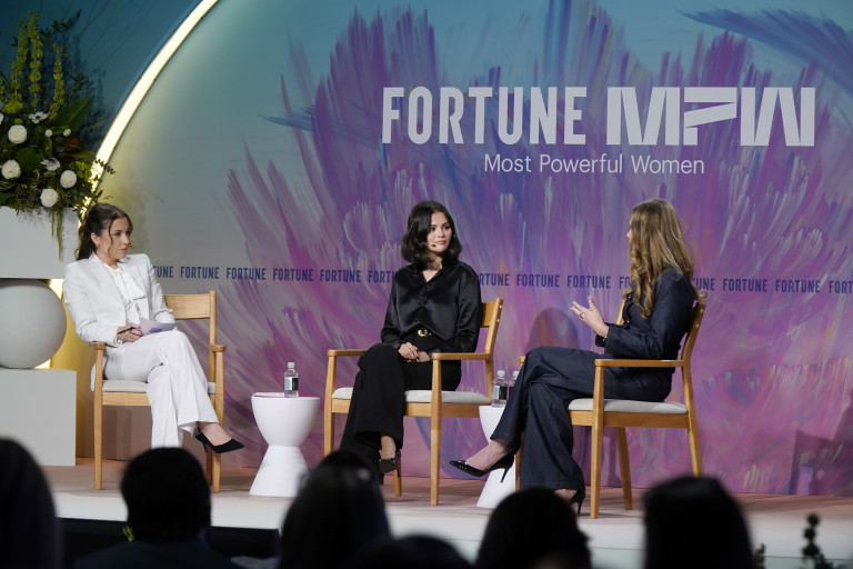 Селена Гомез (во средината) на настанот Fortune Most Powerful Women Summit 2025