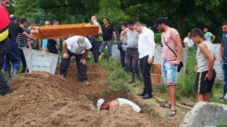 Погребаха шест от жертвите на потопа във Варна