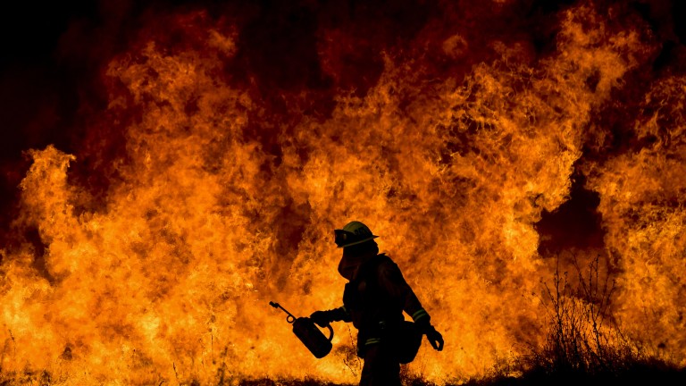 Унищожителните горски пожари, бушуващи в южната част на американския щат