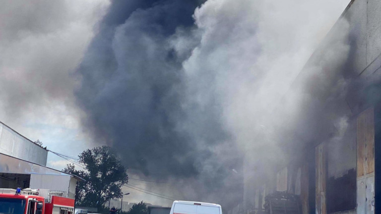 Пожар избухна във военния завод край Лясковец