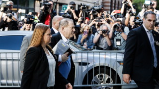 Обвиненият в сексуално насилие продуцент Харви Уайнстийн се предаде на