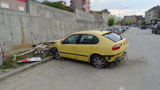 Врачанец катастрофира в Благоевград и заряза колата си