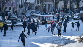 Политиката на холандското правителство по отношение на коронавируса получи сериозен