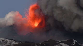 Вулканът Етна на остров Сицилия започна да изригва съобщава агенция