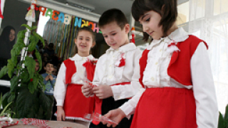 Подариха мартенички на пловдивските деца 