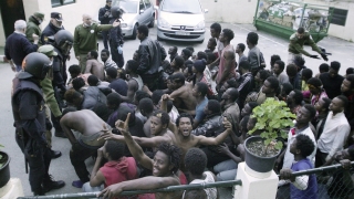Стотици мигранти отново щурмуваха Сеута на път към Европа 
