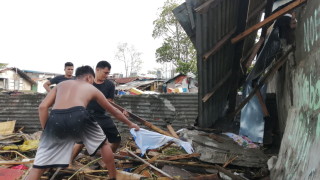 Най малко 16 души са загинали заради тайфуна Фанфон който бушува