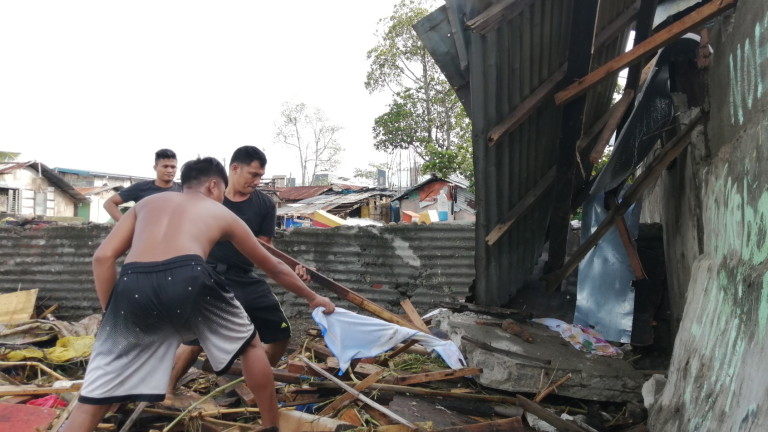 Най-малко 16 души са загинали заради тайфуна Фанфон, който бушува