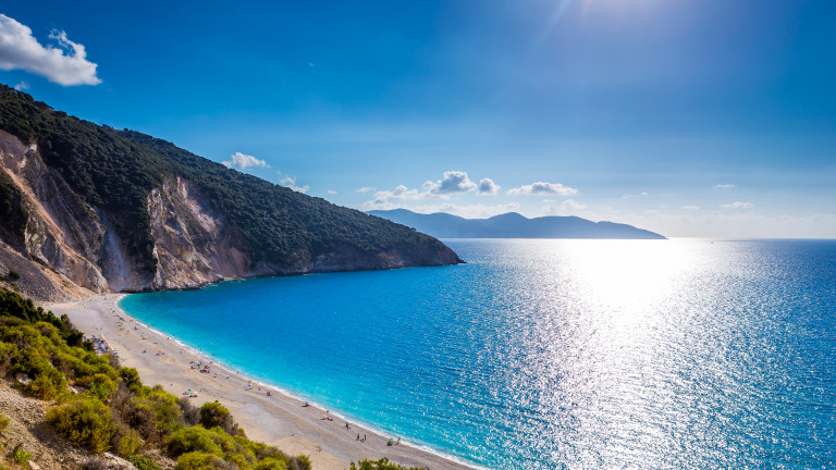 Η Ελλάδα ανοίγει τις παραλίες της το Σάββατο με αυστηρά μέτρα υγιεινής