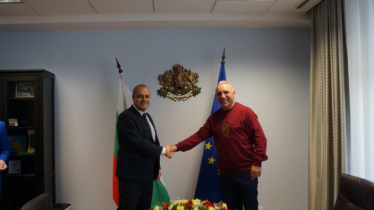 Министърът на туризма Христо Проданов проведе среща с Христо Стоичков.
Двамата