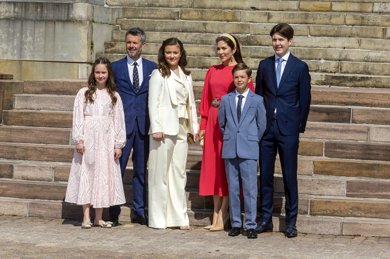 Принц Кристиян (крайно дясно) със семейството си