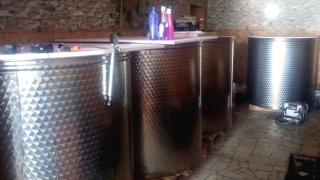 Нелегална винарна с над 10 000 литра алкохол разкриха в пазарджишко село 